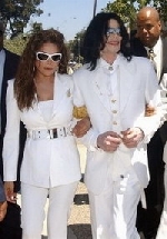 Chị gái Michael Jackson tin em bị 